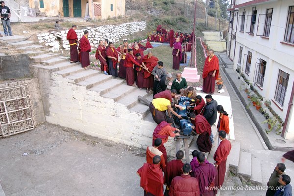 KHCP all monks are helping to carry the 350kg-device on its place