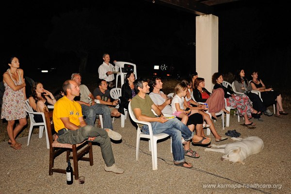 communal movie night about the KHCP with the DW-group in the Finca