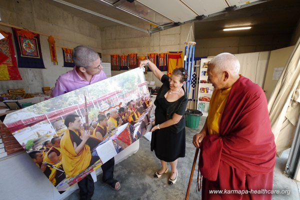 KHCP gift a photo to Lama Teunzang and his center