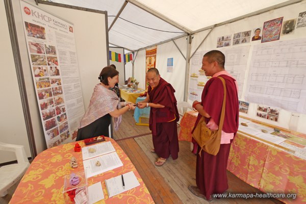 Khenpo Chödrag Rinpoche visits the KHCP-information desk