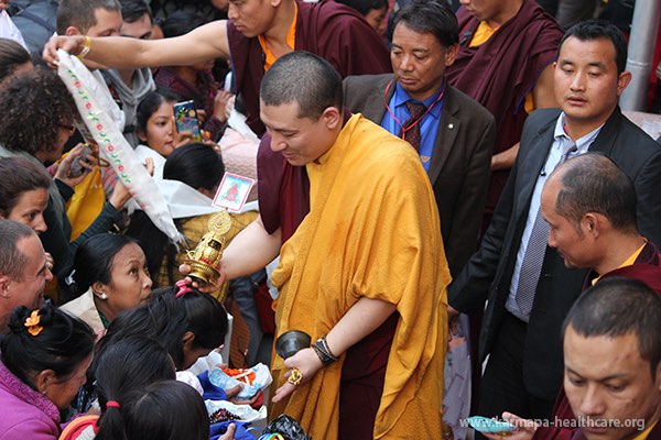 Gyalwa Karmapa blessing the practitioners
