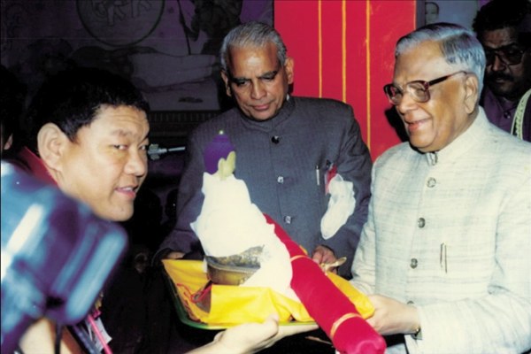 Beru Kyentse Rinpoche presented gifts to the president of India